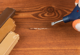 Méthode efficace pour réparer les rayures et les chocs d'une table en bois