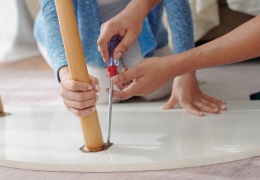 Fixer les pieds d'une table en bois : 3 méthodes efficaces