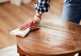 Restaurer et raviver une table en bois : les secrets des pros pour réussir